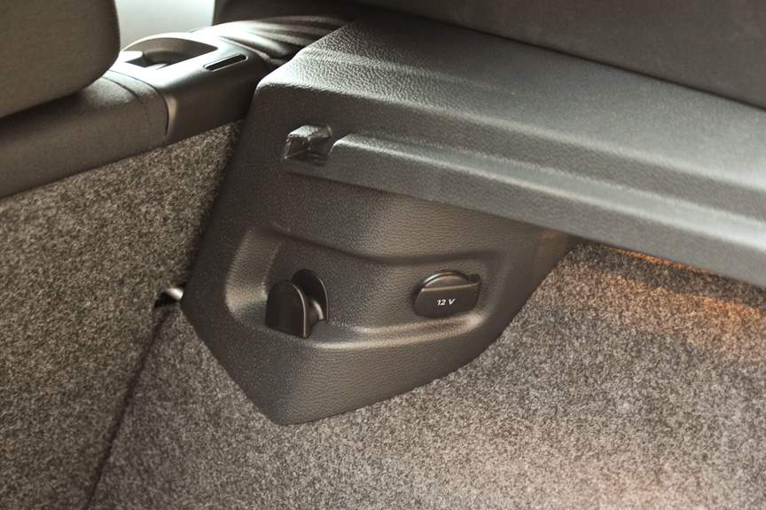 カーゴルームには12V電源ソケットを1つ備える