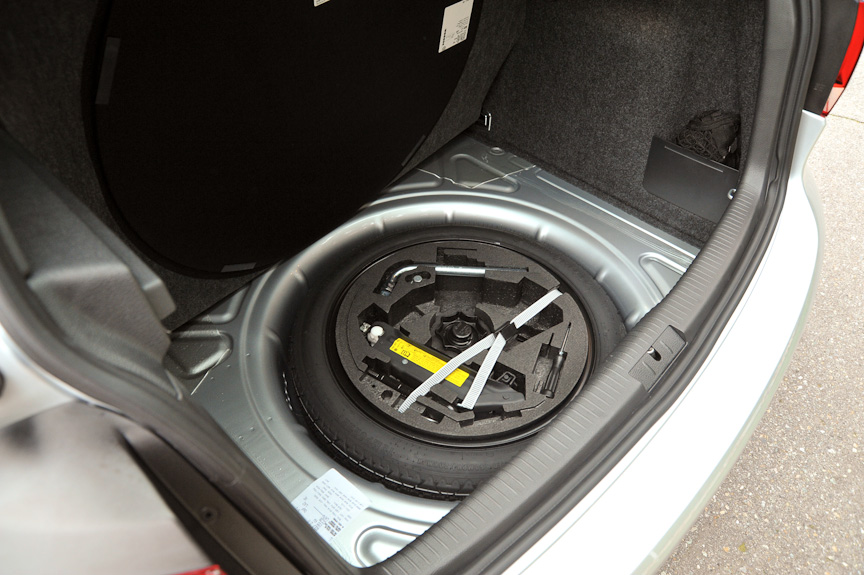 デッキアンダートレイを外すとスペアタイヤが出現