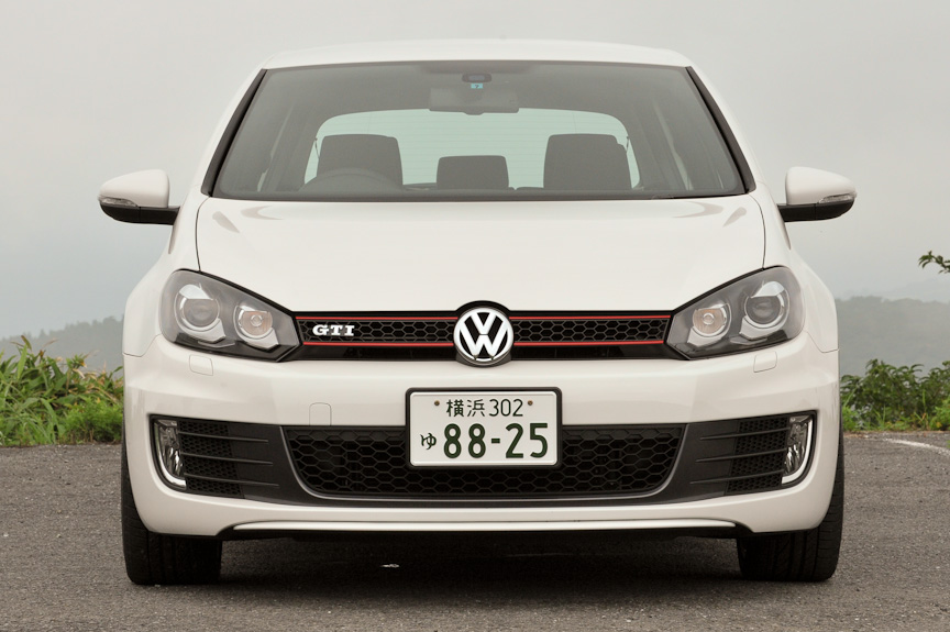 力強さと洗練さを兼ね揃えたデザインとし、空力特性において重要な役割を担うリアスポイラー以外はシンプルにまとめられたエクステリアデザイン