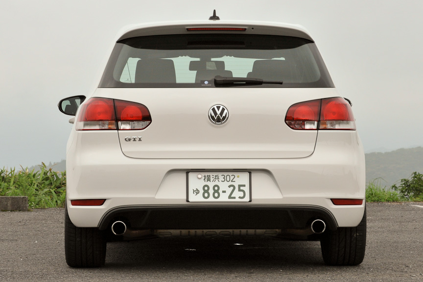 力強さと洗練さを兼ね揃えたデザインとし、空力特性において重要な役割を担うリアスポイラー以外はシンプルにまとめられたエクステリアデザイン