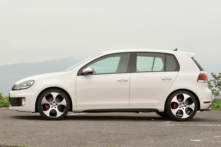 力強さと洗練さを兼ね揃えたデザインとし、空力特性において重要な役割を担うリアスポイラー以外はシンプルにまとめられている