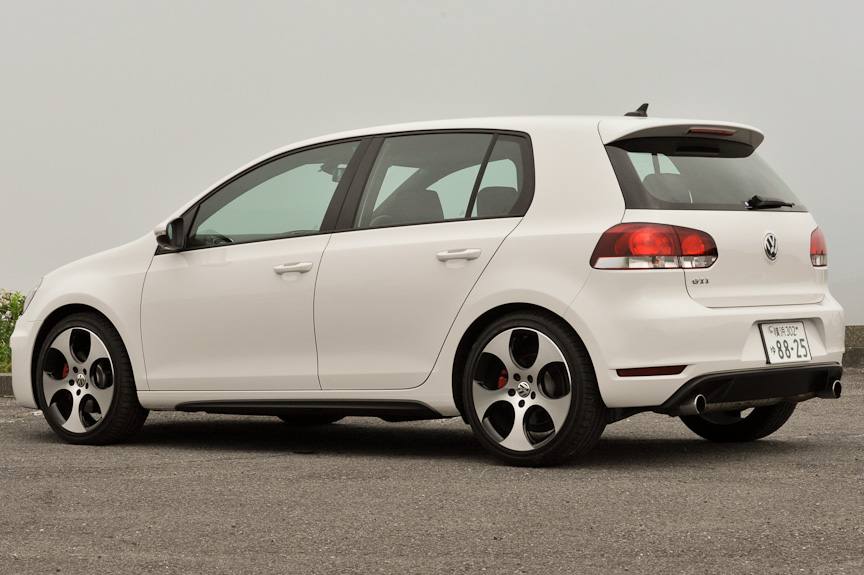 力強さと洗練さを兼ね揃えたデザインとし、空力特性において重要な役割を担うリアスポイラー以外はシンプルにまとめられたエクステリアデザイン