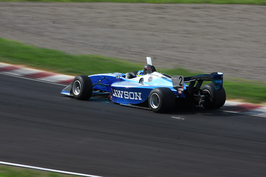 S字一つ目のインに寄ったマシンを斜め後ろから撮影。これも200mmのレンズだ