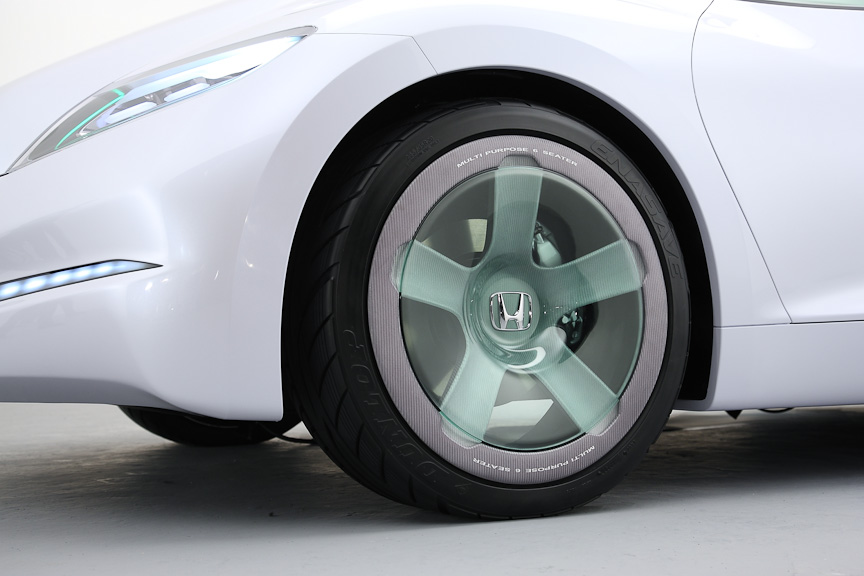 ホイールはカーボン風で、アクリルでカバーが施される。これは空力を意識したもの