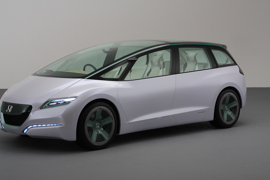 ドアの開くモーション。まずは外側にドアがせり出す