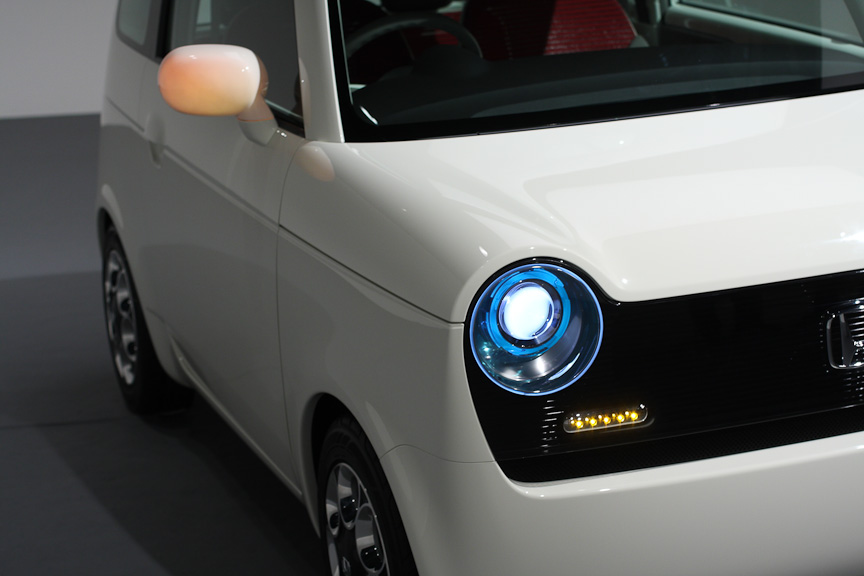 ウィンカーを点けるとドアミラー全体が柔らかく光る