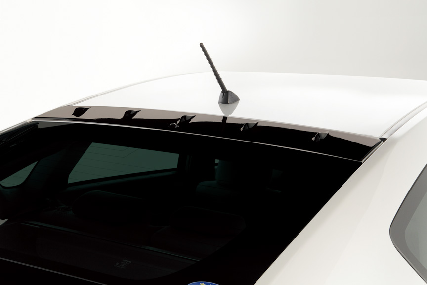 「ブラックルーフガーニッシュ」。風の流れをイメージさせるアクセントフィンが特徴。カラーはブラック。全グレード適合、2万7300円