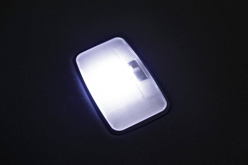 「LEDルームランプセット」。マップランプ（左右2個）、バニティランプ（左右2個）、ルームランプ、カーテシランプ（左右2個）、ラゲージランプがセット。全グレード適合、2万9400円