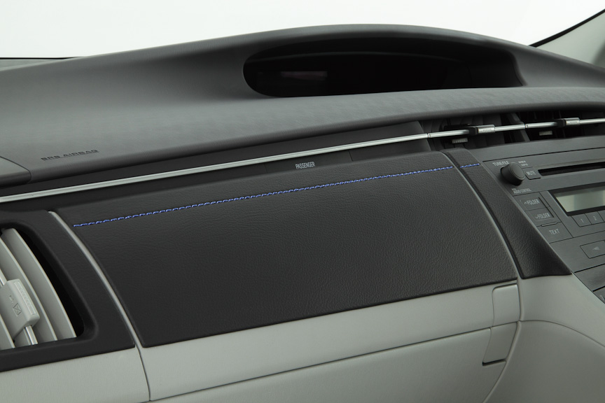 「革調アッパーボックスパネルセット（本革調ブラック）」。手触りのよい革調パネルにブルーステッチのアクセントが施される。全グレード適合、2万6250円