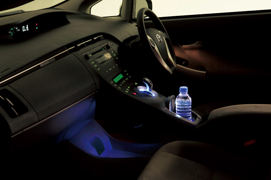 「LEDブルーライティングキット」。シフトレバー台座、コンソールトレイ、カップホルダーの照明をブルーイルミネーションで統一できる。全グレード適合、3万3600円