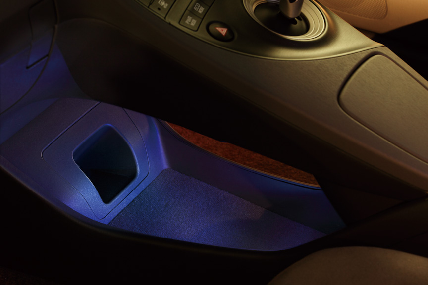 「LEDブルーライティングキット」。シフトレバー台座、コンソールトレイ、カップホルダーの照明をブルーイルミネーションで統一できる。全グレード適合、3万3600円