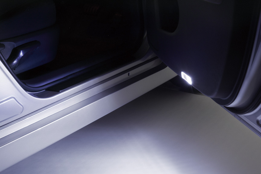 「LEDルームランプセット」。マップランプ（左右2個）、バニティランプ（左右2個）、ルームランプ、カーテシランプ（左右2個）、ラゲージランプがセット。全グレード適合、2万9400円