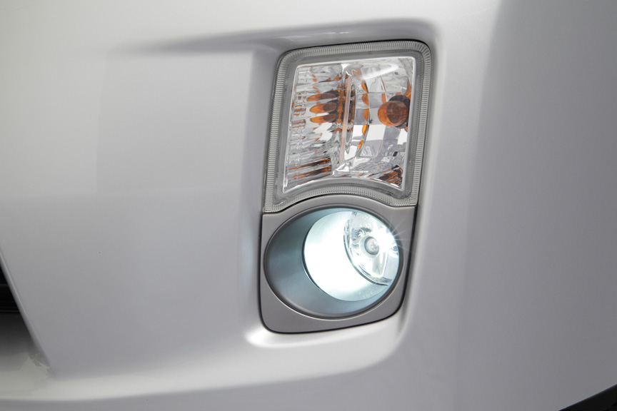 「モデリスタHIDフォグランプキット」。色温度は4300K（ケルビン）。G、Sおよびそれぞれのツーリングパッケージに装着可能。5万8800円