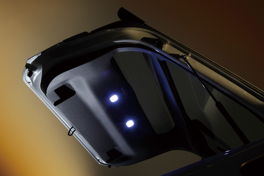 「ラゲージLED」。バックドアのインナー側の照明をLEDに変更できる。全グレード適合、2万4150円