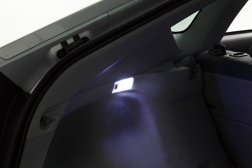 「LEDルームランプセット」。マップランプ（左右2個）、バニティランプ（左右2個）、ルームランプ、カーテシランプ（左右2個）、ラゲージランプがセット。全グレード適合、2万9400円