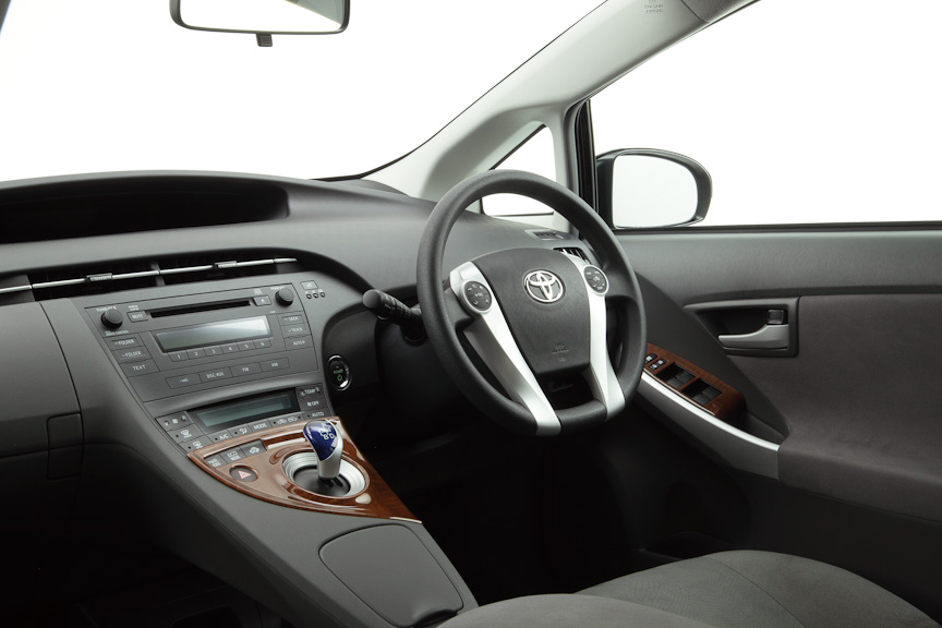 「インテリアパネルセット（木目調）」。純正では設定のない、木目調に変更することで個性を主張できる。全グレード適合、3万3600円