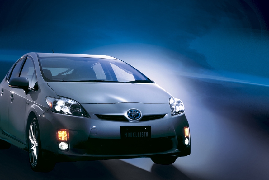 「モデリスタLEDヘッドランプキット」。ヘッドランプ内の方向指示器、ポジショニングランプをLED化。G、Sおよびそれぞれのツーリングパッケージに装着可能。オートレベリング機能付き。価格は未定（近日発売予定）