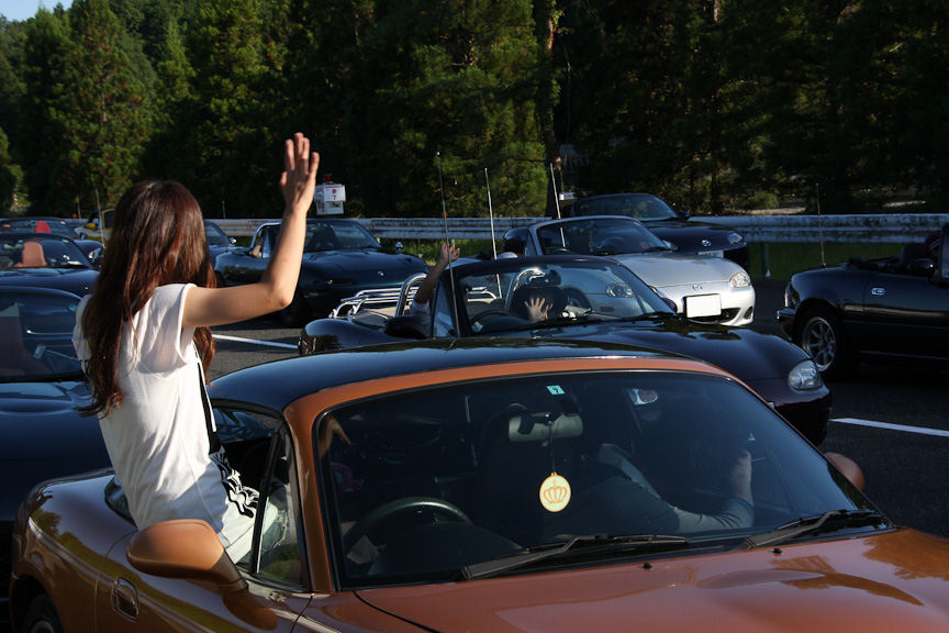 全長4.3kmの高速周回路を来場した約1600台のロードスターがパレード。3列では収まり切らず、直線部では4列の隊列となった（コーナーはバンクがきつく横転するため3列）。参加者はお互いに手を振り合い、またマツダスタッフは「行ってらっしゃい」と参加者を見送った