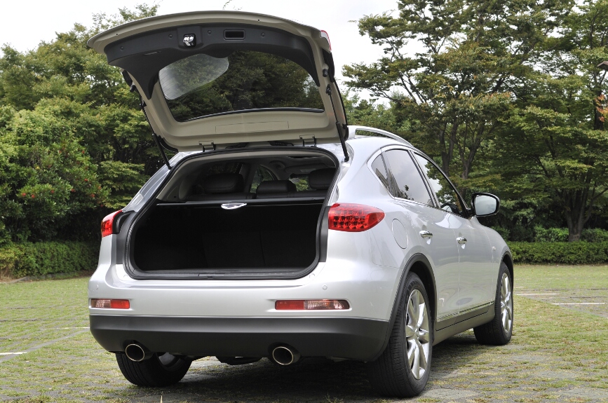 リアゲートはウインドーの傾斜もあるため、シートを倒さなければ収納スペースはそれほど大きくない