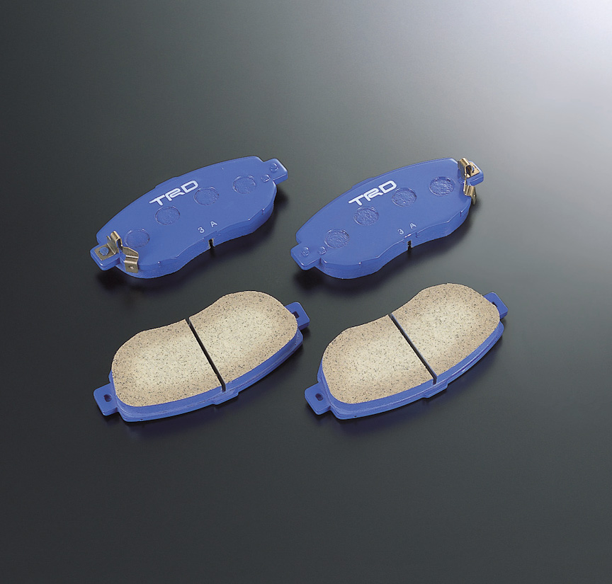 「スポーツブレーキパッド＆シュー」。フロントパッドとリアシューのセット。3万1500円