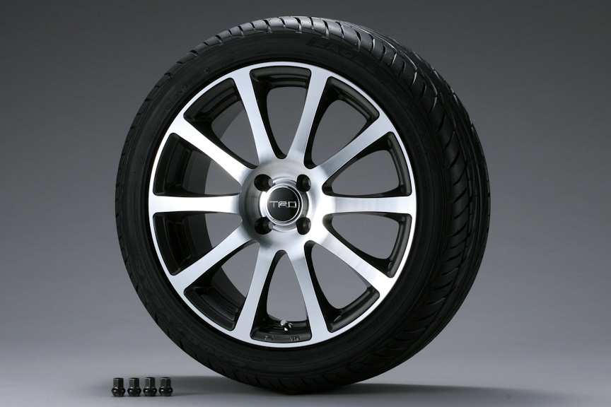 「TF4 17インチアルミホイール＆タイヤセット（1台分）」。TRD TF4に「ミシュラン パイロット プレセダ PP2」を組み合わせた。ホイールサイズは17×7.0J、タイヤサイズは215/45 R17。9万4500円
