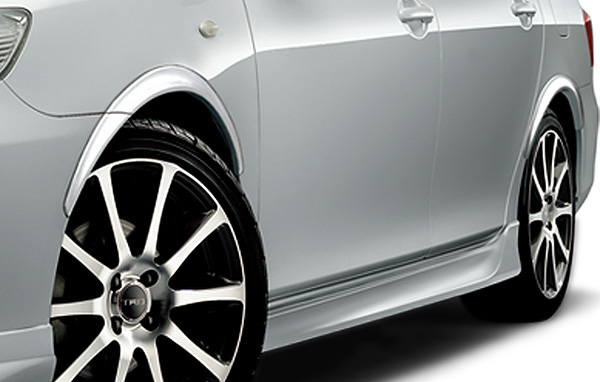 「フェンダープロテクター（カラード）」。片側で約18mm張り出すため、3ナンバー登録となる。6万3000円