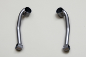 サスペンションメンバー強化ブレース・フロント。サスペンションメンバーの取付け剛性を上げ、リニアなステアフィールを実現する