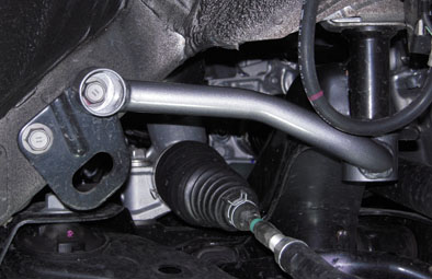 サスペンションメンバー強化ブレース・フロント。サスペンションメンバーの取付け剛性を上げ、リニアなステアフィールを実現する