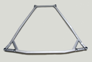 ロアボディ強化ブレース・リヤ。リア周辺のボディー剛性を向上させ、安定した挙動とコーナーリング時のスタビリティーを確保