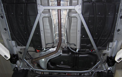 ロアボディ強化ブレース・リヤ。リア周辺のボディー剛性を向上させ、安定した挙動とコーナーリング時のスタビリティーを確保