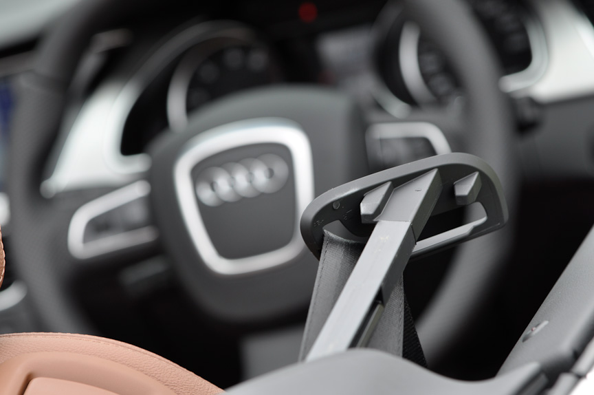 「シートベルトフィーダー」は、ドアを閉めてイグニッションをオンにすると前席用のシートベルトアンカーカバーが自動的にせり出し、シートベルトの着用を容易にする