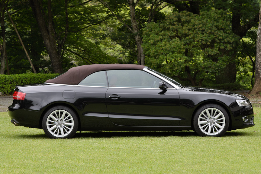 撮影車両のボディーカラーはファントムブラックパールエフェクト、ソフトトップはブラウン