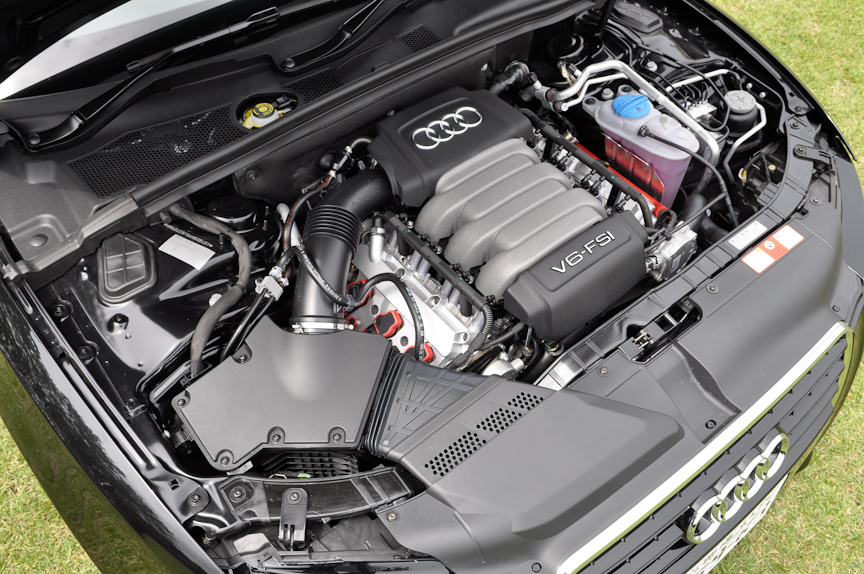 V型6気筒DOHC 3.2リッターの最高出力は195kW（265PS）、最大トルクは330Nm（33.7kgm）。0-100km/hにかかる時間は6.9秒、最高速度250km/hとしている。10・15モード燃費は9.5km/L