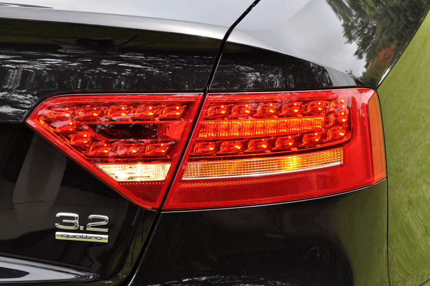 ポジショニングランプやリアのテールライトにはLEDを採用。フロントライトはステアリングの操舵角や車速にあわせてヘッドライトの照射角を調整し、カーブの内側を照らす「アダプティブヘッドライト」を装備