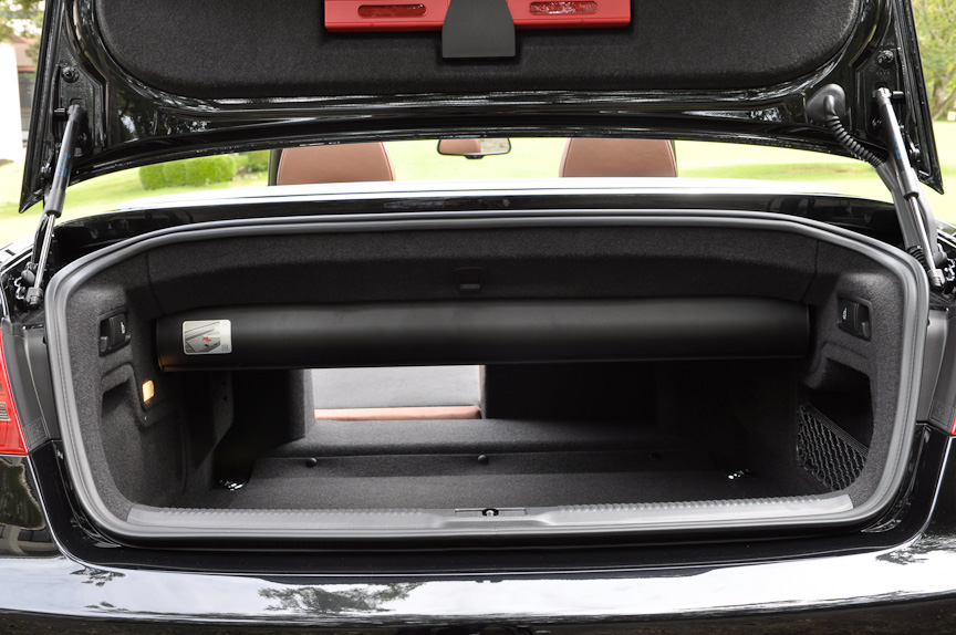 後席は分割可倒式とし、トランク内のレバーでも操作できる。両側を倒せば最大で750リットルのスペースを確保できる
