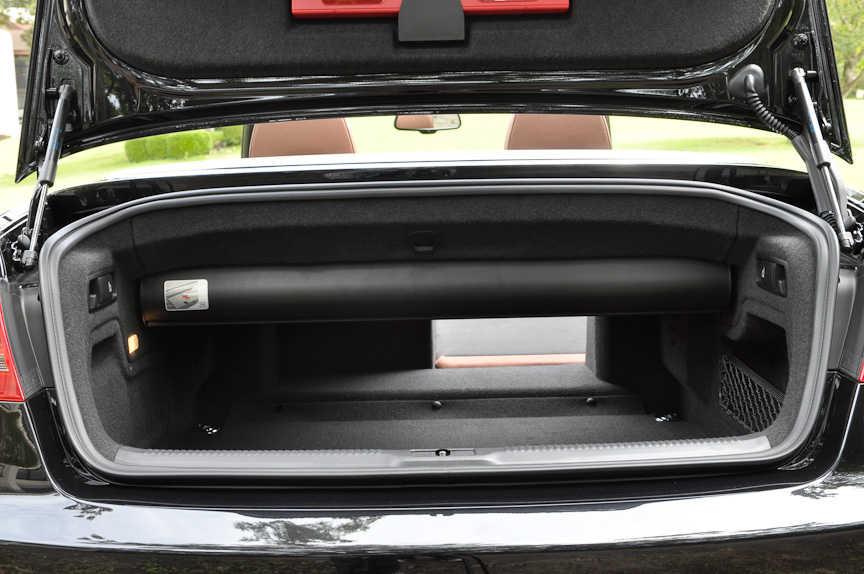 後席は分割可倒式とし、トランク内のレバーでも操作できる。両側を倒せば最大で750リットルのスペースを確保できる