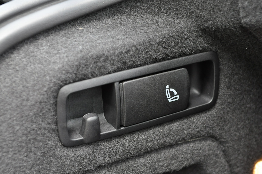 トランクルームに備わる後席を倒すレバー