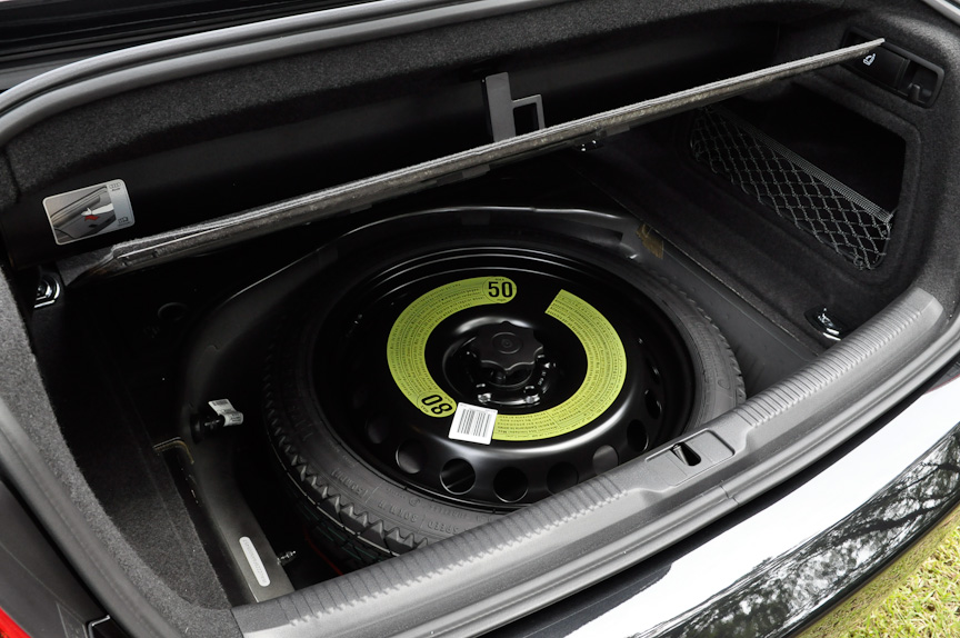 アンダートレイの下にスペアタイヤ