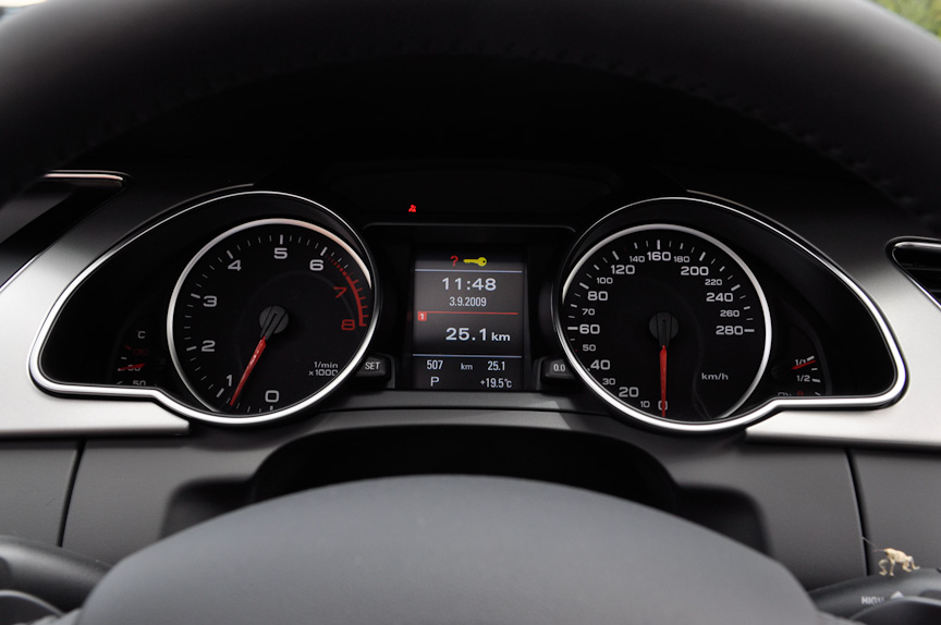 3次元形状に仕上げられたドライバーエリアは、ドライバー側にオフセットされている。スピードメーターは280km/hまで刻まれる