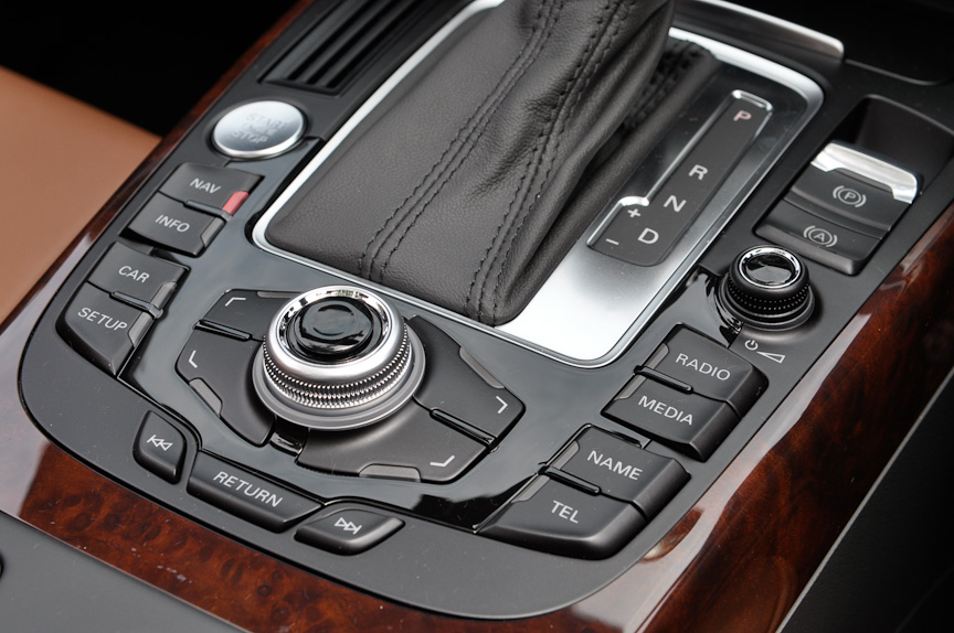 オーディオやカーナビ、ハンズフリー電話などの操作を1つのインターフェイスにまとめた「MMI（マルチメディアインターフェイス）」
