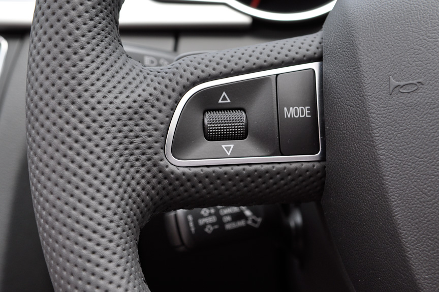 本革巻き3本スポークステアリングにはパドルシフトのほかオーディオなどの操作スイッチが備わる