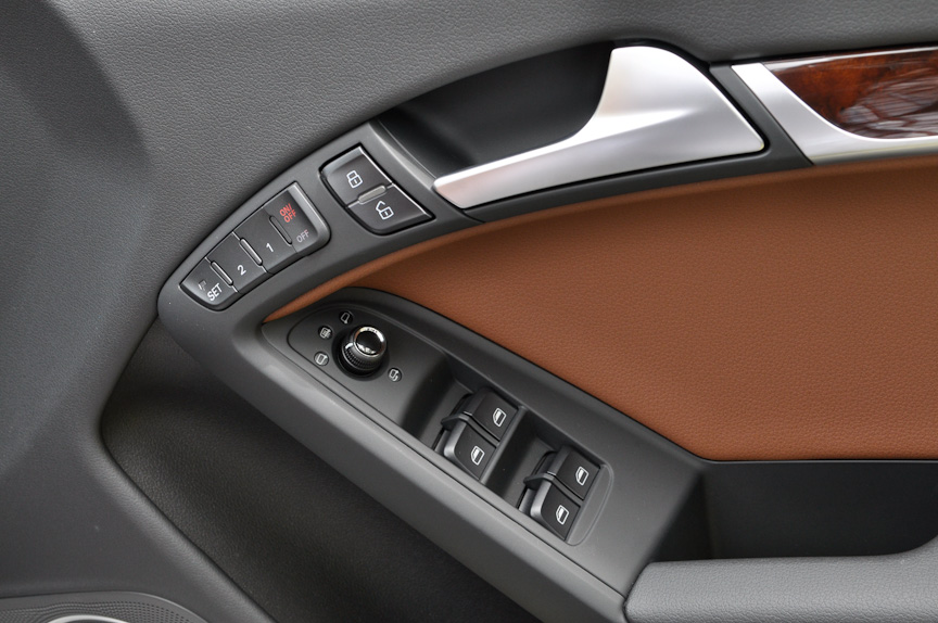 運転席側のドアに配置されるスイッチ類