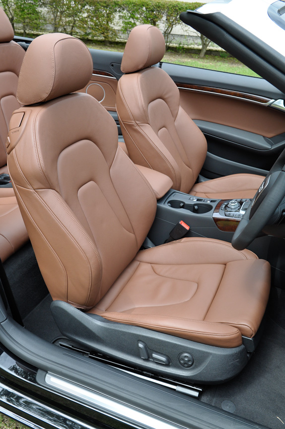 シートはミラノレザーを採用し、シート表面には温度上昇を抑える特殊コーティングが施される。カラーはブラック、シナモン、カルダモンベージュから選べる