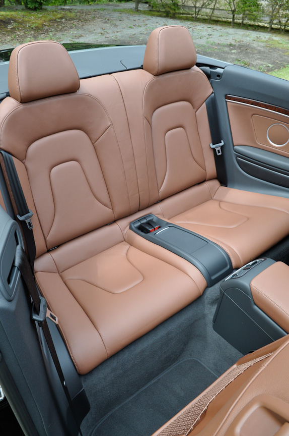 シートはミラノレザーを採用し、シート表面には温度上昇を抑える特殊コーティングが施される。カラーはブラック、シナモン、カルダモンベージュから選べる