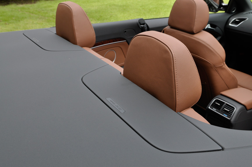 ポップアップ式ロールオーバーバーは、堅牢なアルミニウムフレームを採用。横転のおそれを検知すると、即座にリリースし、乗員の生存スペースを確保する