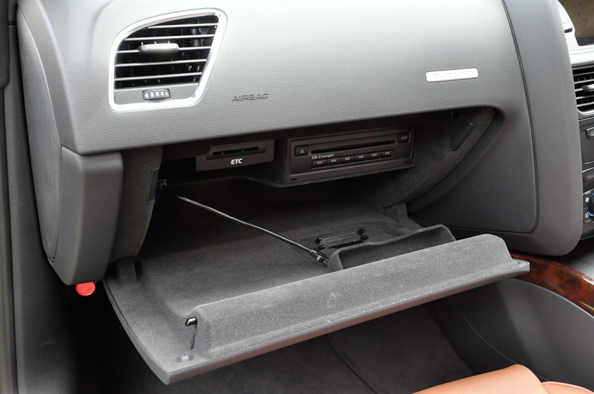 コンソールボックスに収まるETC車載器。iPodやUSBオーディオ機器などと接続し、音楽再生ができる専用ケーブルは別売り