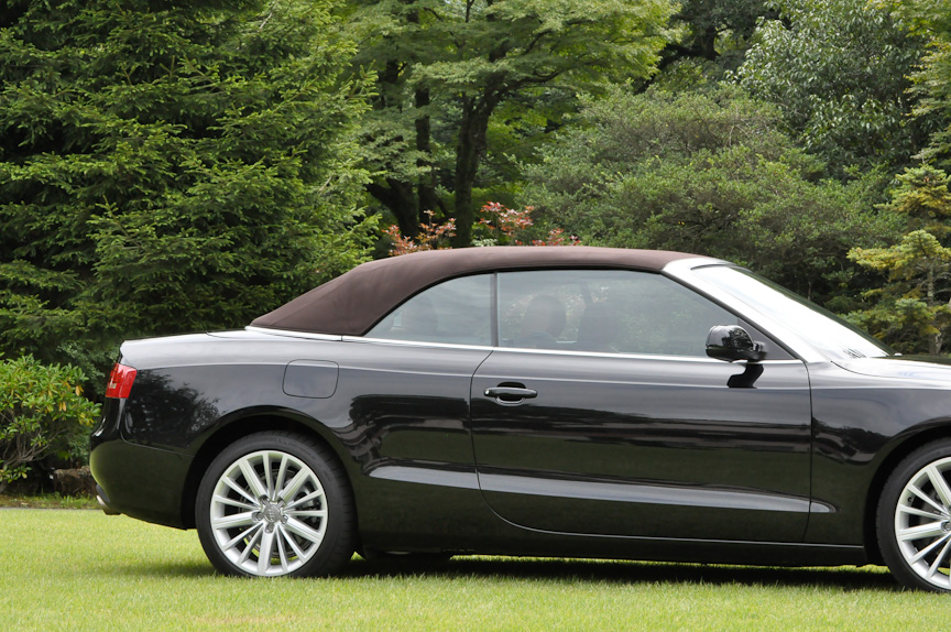 ソフトトップをオープンにするところ。所要時間は約15秒