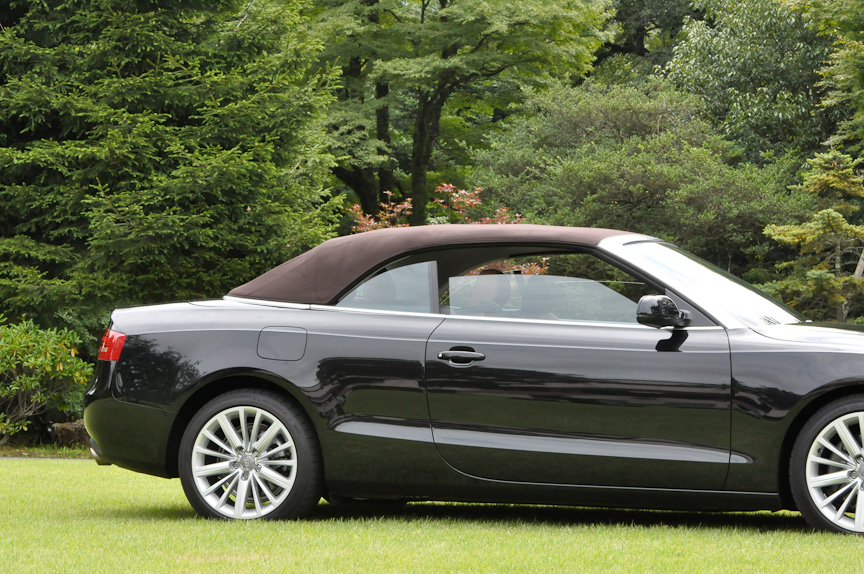 ソフトトップをオープンにするところ。所要時間は約15秒