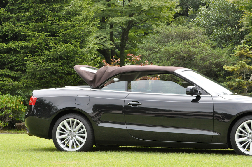 ソフトトップをオープンにするところ。所要時間は約15秒