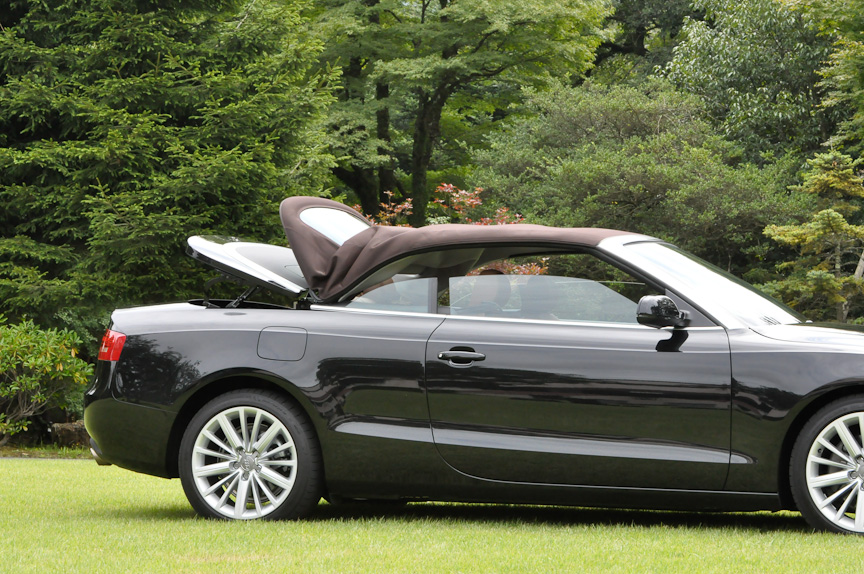 ソフトトップをオープンにするところ。所要時間は約15秒